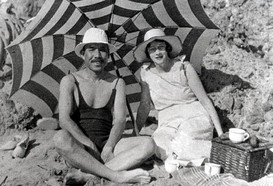 Taketsuru e Rita, com a última moda em trajes de banho dos anos 30 (fonte: Nikka Whisky)