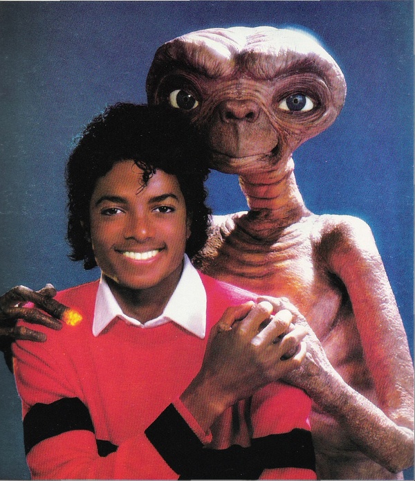 Michael Jackson, e o ET com seu dedo aflitivo. Normal nos anos 80.