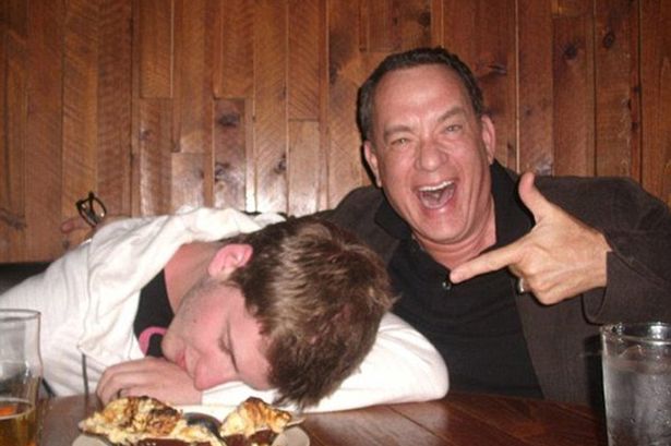 Nem se você tirar uma foto com o Tom Hanks.